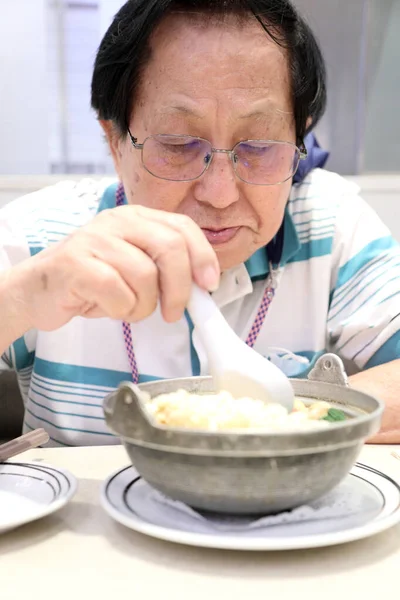 Hombre Asiático Mayor Comiendo Comida Japonesa Restaurante — Foto de Stock