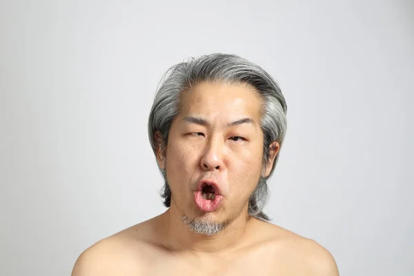 白い肌をしていないシニアアジアの男性の肖像画 — ストック写真