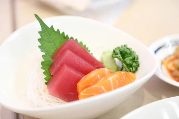 Der Rohe Thunfisch Und Lachs Serviert Nach Japanischer Art — Stockfoto