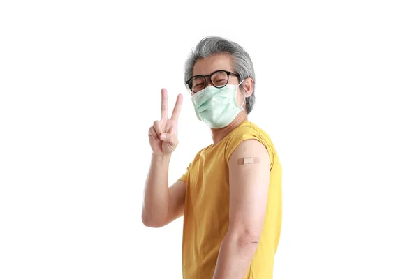 肩に石膏を見せるアジア系の老人 — ストック写真