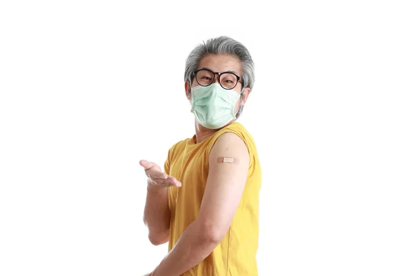 Der Ältere Asiatische Mann Mit Maske Mit Gips Auf Der — Stockfoto