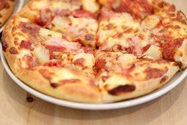 İtalyan yemeklerinin adı pizza ve spagetti. Tahta tabelde servis ediliyor..