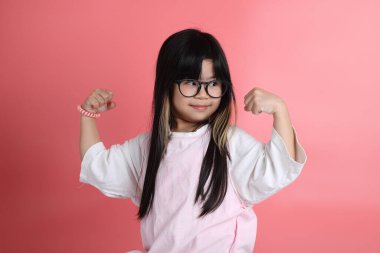 Pembe arka plandaki genç Asyalı kız portresi..