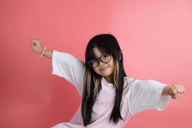 Pembe arka plandaki genç Asyalı kız portresi..