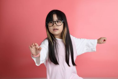 Pembe arka plandaki genç Asyalı kız portresi..