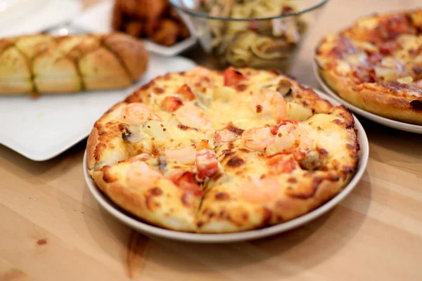 Het Italiaanse Eten Genaamd Pizza Spaghetti Geserveerd Houten Tafel — Stockfoto