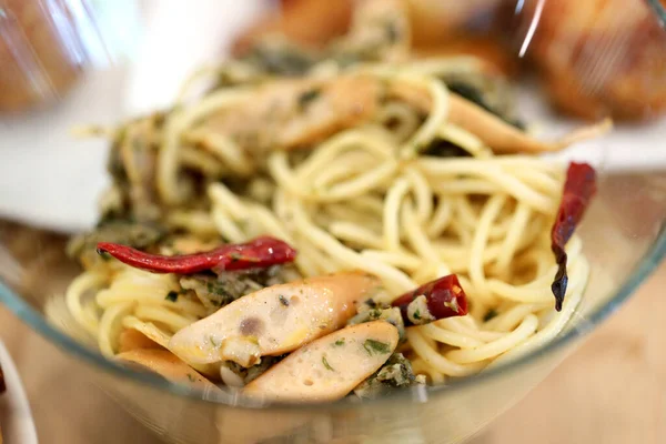 İtalyan yemeklerinin adı pizza ve spagetti. Tahta tabelde servis ediliyor..