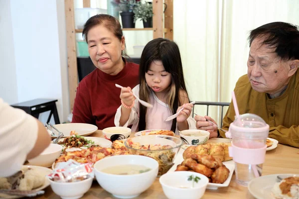 Familia China Tiene Variedad Alimentos Juntos — Foto de Stock