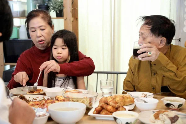 Familia China Tiene Variedad Alimentos Juntos — Foto de Stock