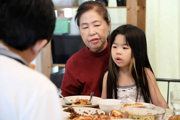 Chinesische Familie Hat Gemeinsames Essen — Stockfoto