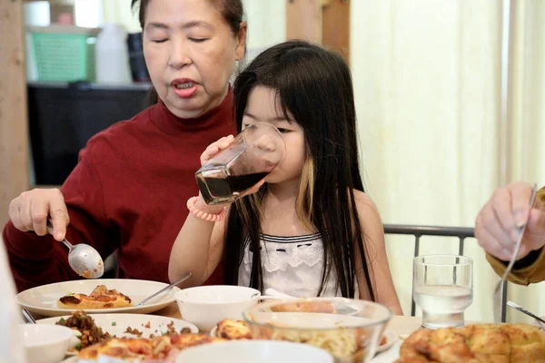 Chinesische Familie Hat Gemeinsames Essen — Stockfoto