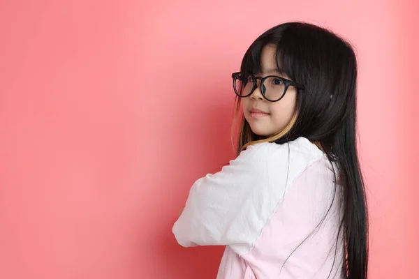 Retrato Menina Asiática Jovem Fundo Rosa — Fotografia de Stock