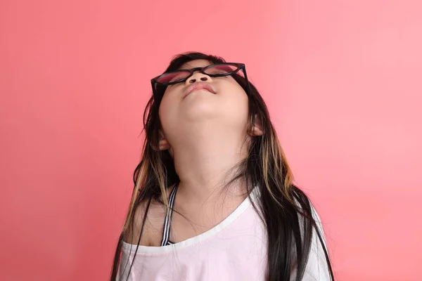 若いアジアの少女の肖像画ピンクの背景 — ストック写真