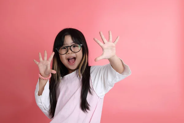 Retrato Menina Asiática Jovem Fundo Rosa — Fotografia de Stock