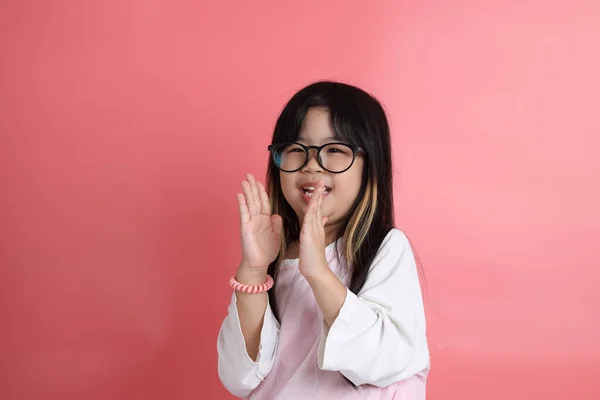 Retrato Menina Asiática Jovem Fundo Rosa — Fotografia de Stock