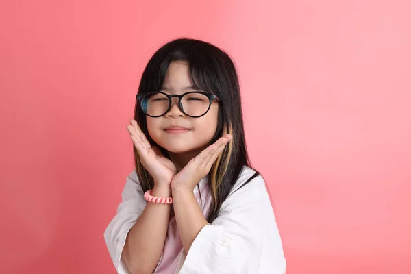 Retrato Menina Asiática Jovem Fundo Rosa — Fotografia de Stock