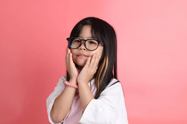 Den Unga Asiatiska Flicka Porträtt Den Rosa Bakgrunden — Stockfoto