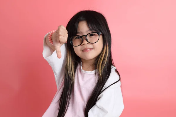 粉色背景上的年轻亚洲女孩肖像 — 图库照片