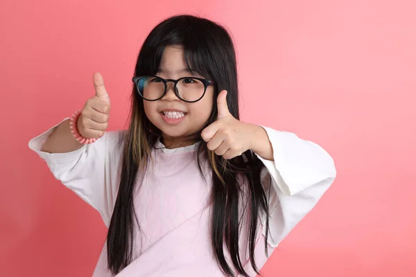 Retrato Menina Asiática Jovem Fundo Rosa — Fotografia de Stock