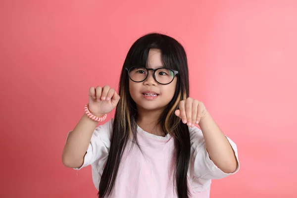 Retrato Menina Asiática Jovem Fundo Rosa — Fotografia de Stock