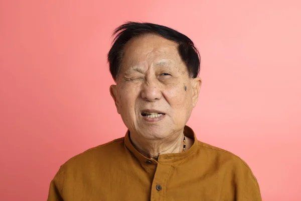 Uomo Asiatico Anziano Ritratto Senza Pelle Ritoccata Sullo Sfondo Rosa — Foto Stock