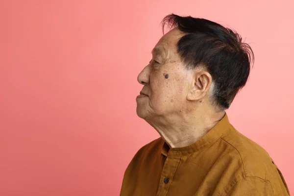Uomo Asiatico Anziano Ritratto Senza Pelle Ritoccata Sullo Sfondo Rosa — Foto Stock