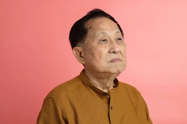Idősebb Ázsiai Férfi Portré Retusált Bőr Nélkül Rózsaszín Háttérben — Stock Fotó