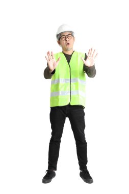 Beyaz arka planda işçi üniforması giyen kıdemli Asyalı adam..