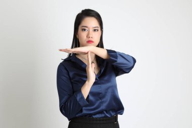 Beyaz arka planda duran Asyalı iş kadını..