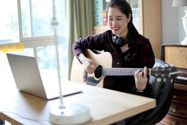 Evden çalışan Asyalı kadın..