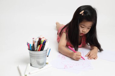 Beyaz arkaplana resim çizen Asyalı kız..