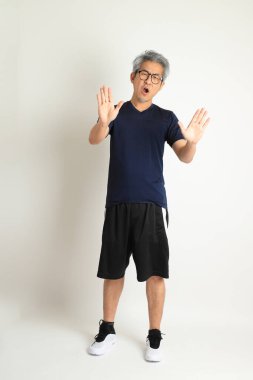 Beyaz arka planda spor giysileri olan Asyalı son sınıf öğrencisi..