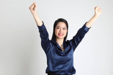 Beyaz arka planda duran Asyalı iş kadını..