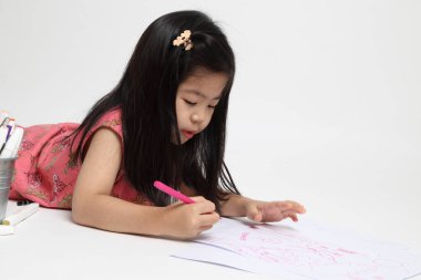 Beyaz arkaplana resim çizen Asyalı kız..