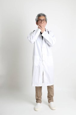 Beyaz arka plandaki kıdemli Asyalı doktor..