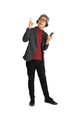 Zeki Asyalı kıdemli adam beyaz arka planda duruyor..