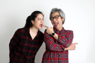 Farklı yaşlarda beyaz arka planda duran Asyalı çift..