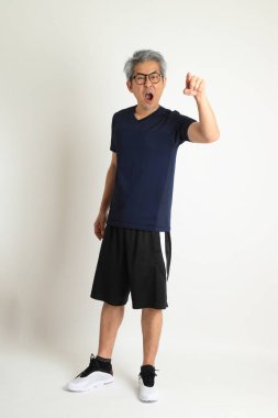 Beyaz arka planda spor giysileri olan Asyalı son sınıf öğrencisi..