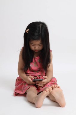 Akıllı telefon kullanan Asyalı kız..