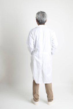 Beyaz arka plandaki kıdemli Asyalı doktor..