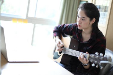 Evden çalışan Asyalı kadın..