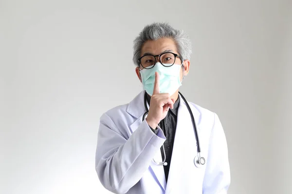 Medico Asiatico Anziano Con Maschera Sullo Sfondo Bianco — Foto Stock