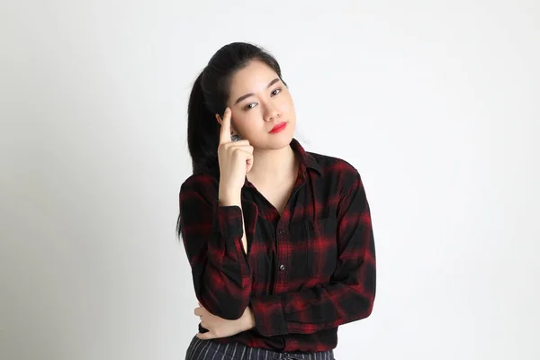Den Unga Asiatiska Kvinnan Med Casual Kläder Den Vita Bakgrunden — Stockfoto