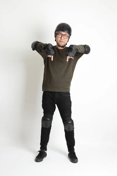 Der Asiatische Mann Mit Schutzkleidung Steht Auf Weißem Hintergrund — Stockfoto