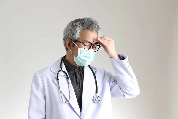 Den Äldre Asiatiska Läkare Med Mask Den Vita Bakgrunden — Stockfoto