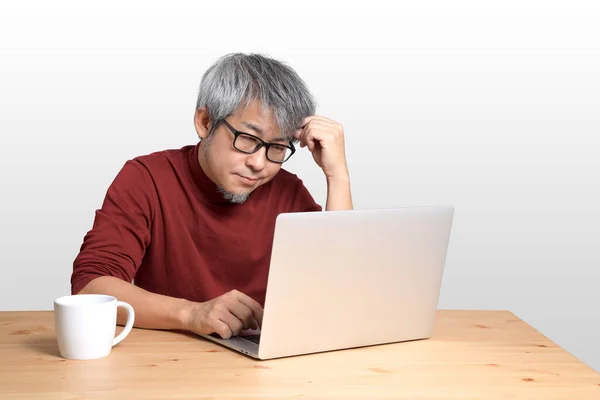 Aziatische Man Die Aan Het Bureau Werkt — Stockfoto