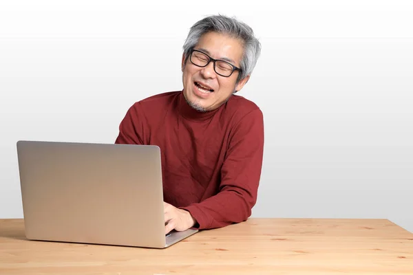 Senior Aziatische Man Zit Aan Het Bureau Witte Achtergrond — Stockfoto