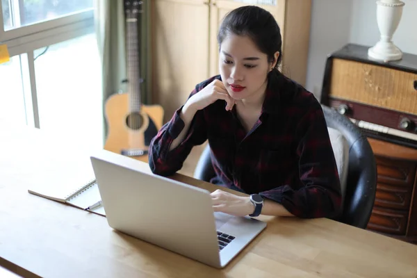 Mujer Asiática Trabajando Desde Casa — Foto de Stock