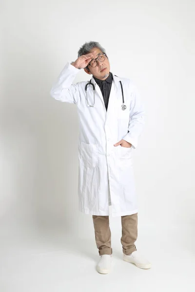 Médico Asiático Senior Fondo Blanco — Foto de Stock