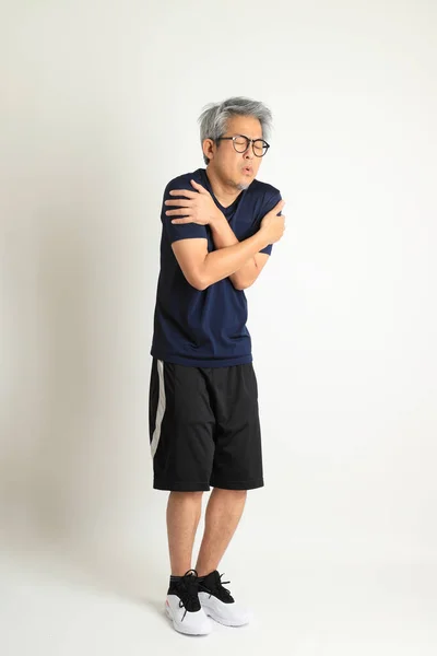Ázsiai Idősebb Férfi Sportruhában Fehér Háttéren — Stock Fotó